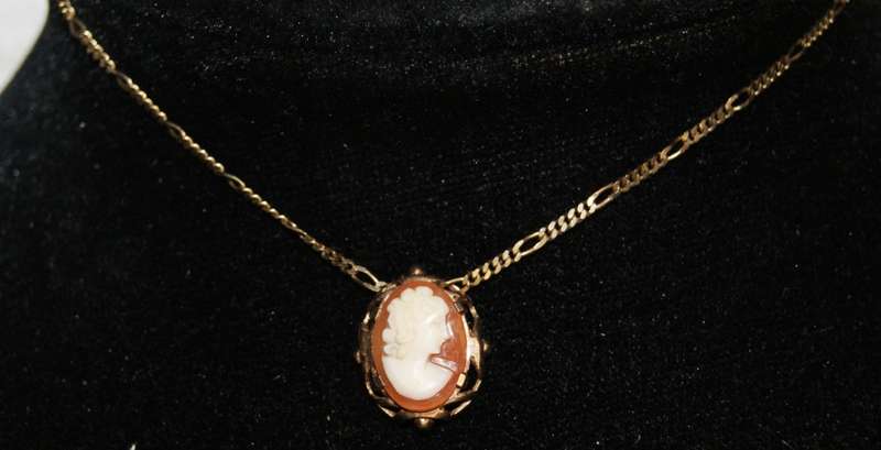 9ct Gold Childrens Necklace with Cameo Pendant (3.8g) @ CRAZY LOW R1 START