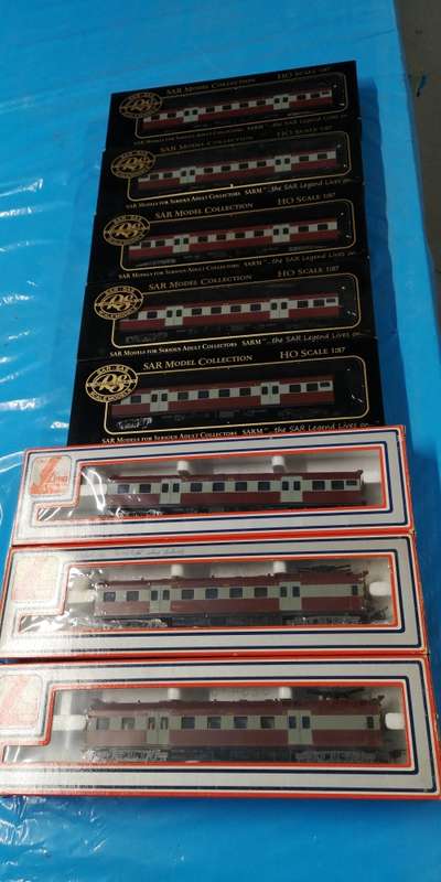 Lima Suburban coaches and dummy locomotives