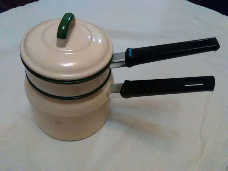 Enamel double boiler...great condition..cream with green trim..looks unused
