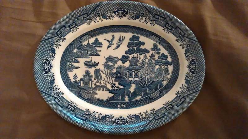 Blue Willow Churchill  oval serving platter in great condition 31.5 x 25 cm