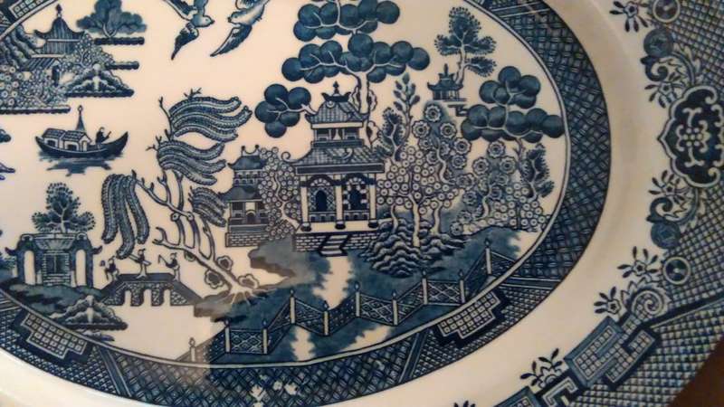 Blue Willow Churchill  oval serving platter in great condition 31.5 x 25 cm