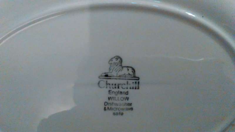 Blue Willow Churchill  oval serving platter in great condition 31.5 x 25 cm