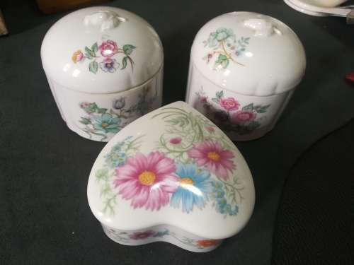 Elizabeth Arden as per scan Trinket jars