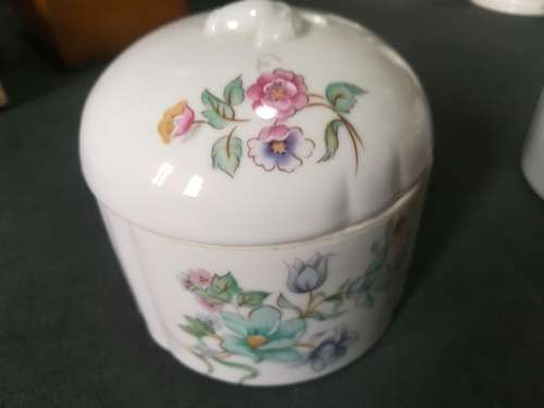 Elizabeth Arden as per scan Trinket jars
