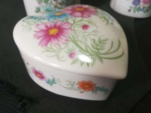 Elizabeth Arden as per scan Trinket jars