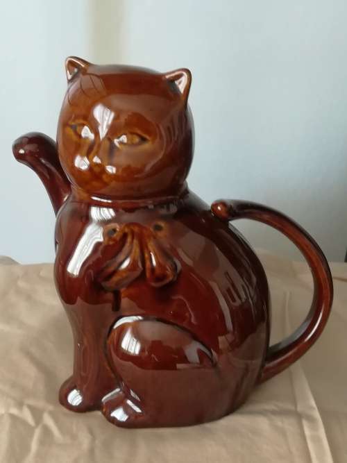 A lovely brown ceramic Cat TeapotStanding approx.  16.5cm tall