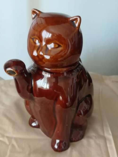 A lovely brown ceramic Cat TeapotStanding approx.  16.5cm tall
