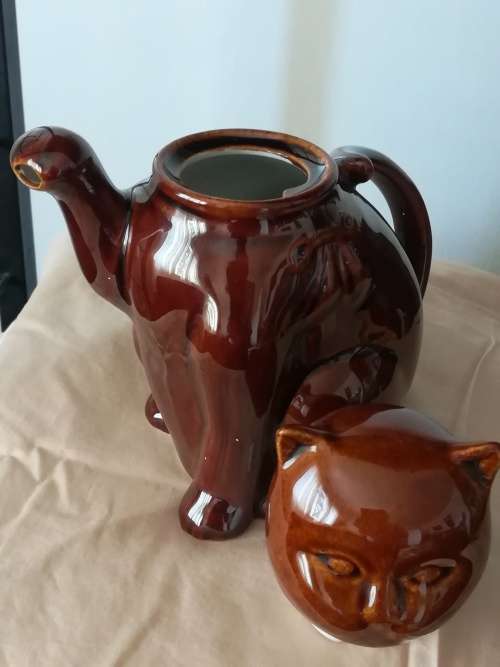 A lovely brown ceramic Cat TeapotStanding approx.  16.5cm tall