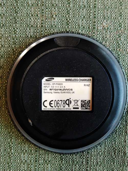 $$$FREE SHIPPING$$$ SAMSUNG WIRELESS CHARGER WITH BOX,IN EXCELLENT CONDITION. HARDLY USED