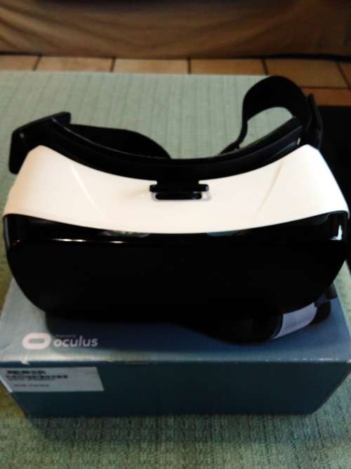 SAMSUNG GEAR VR WITH BOX,FROST WHITE IN EXCELLENT CONDITION. HARDLY USED