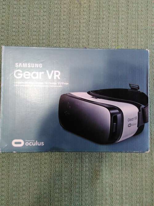SAMSUNG GEAR VR WITH BOX,FROST WHITE IN EXCELLENT CONDITION. HARDLY USED