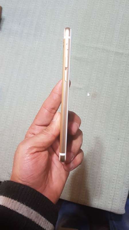 iPhone 6S 64GB,10/10 PHYSICAL CONDITION,GOLD/WHITE,CHARGER,CABLE,EARPHONES,LOCAL,READ DESCRIPTION..
