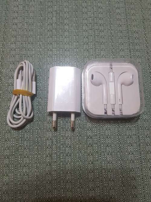 iPhone 6S 64GB,10/10 PHYSICAL CONDITION,GOLD/WHITE,CHARGER,CABLE,EARPHONES,LOCAL,READ DESCRIPTION..