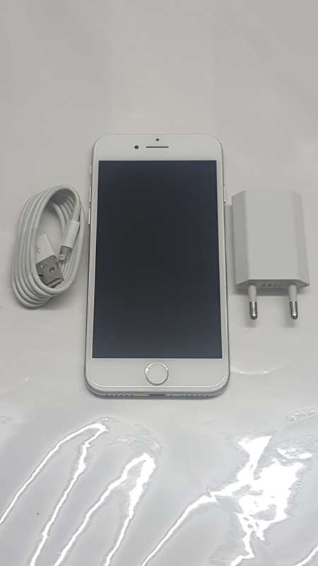iPhone 7 32GB, MINT CONDITION,SILVER,CHARGER AND USB CABLE, 10/10