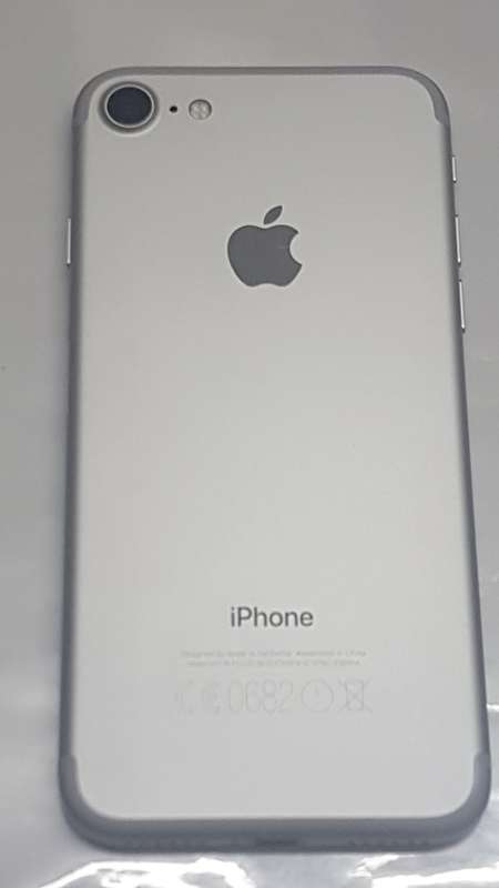 iPhone 7 32GB, MINT CONDITION,SILVER,CHARGER AND USB CABLE, 10/10