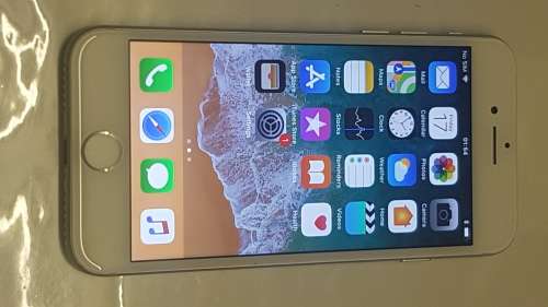 iPhone 7 32GB, MINT CONDITION,SILVER,CHARGER AND USB CABLE, 10/10