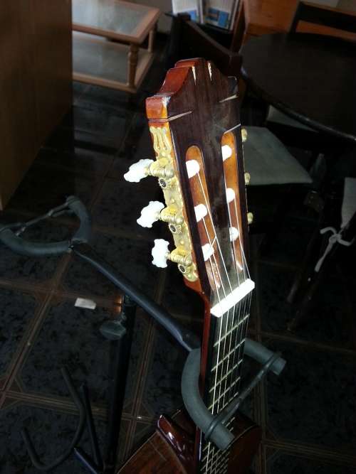 Yamaha Solid Spruce Classical Guitar (CG150SA) incl Stand.