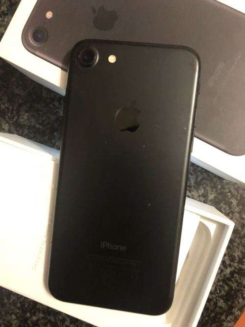 iPhone 7 Matte Black(128GB capacity) *PRESTINE CONDITION * 8/10, comes with BOX and all ACCESSORIES