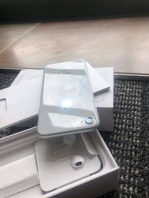 iPhone 8 Silver (64GB capacity) *EXCELLENT CONDITION *, comes with box and all accessories