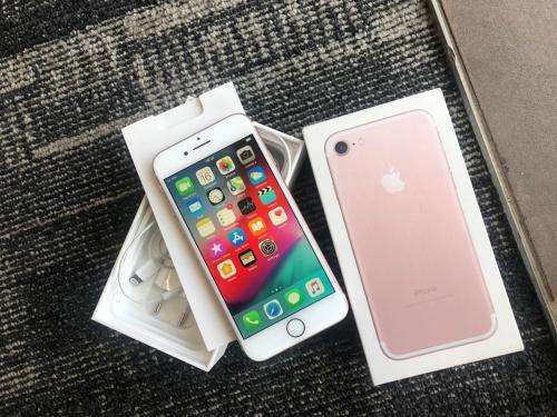 iPhone 7 Rose Gold (128GB capacity) *GREAT CONDITION * , comes with box and all accessories