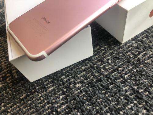 iPhone 7 Rose Gold (128GB capacity) *GREAT CONDITION * , comes with box and all accessories
