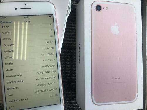 iPhone 7 Rose Gold (128GB capacity) *GREAT CONDITION * , comes with box and all accessories