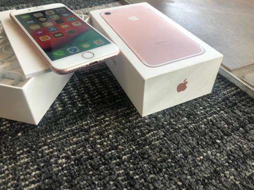 iPhone 7 Rose Gold (128GB capacity) *GREAT CONDITION * , comes with box and all accessories