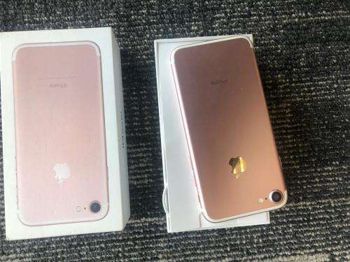 iPhone 7 Rose Gold (128GB capacity) *GREAT CONDITION * , comes with box and all accessories