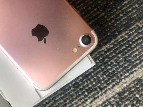 iPhone 7 Rose Gold (128GB capacity) *GREAT CONDITION * , comes with box and all accessories