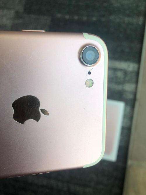 iPhone 7 Rose Gold (128GB capacity) *GREAT CONDITION * , comes with box and all accessories