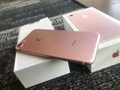 iPhone 7 Rose Gold (128GB capacity) *GREAT CONDITION * , comes with box and all accessories