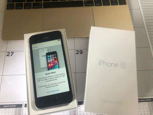 iPhone SE Space Grey(16GB capacity) *EXCELLENT CONDITION *, comes with charger & earphones