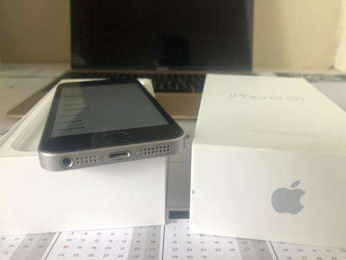 iPhone SE Space Grey(16GB capacity) *EXCELLENT CONDITION *, comes with charger & earphones