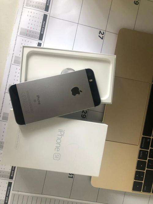 iPhone SE Space Grey(16GB capacity) *EXCELLENT CONDITION *, comes with charger & earphones