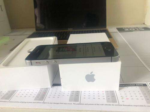 iPhone SE Space Grey(16GB capacity) *EXCELLENT CONDITION *, comes with charger & earphones
