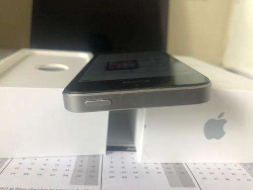 iPhone SE Space Grey(16GB capacity) *EXCELLENT CONDITION *, comes with charger & earphones