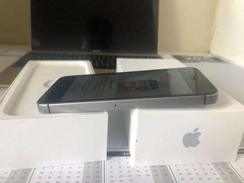 iPhone SE Space Grey(16GB capacity) *EXCELLENT CONDITION *, comes with charger & earphones