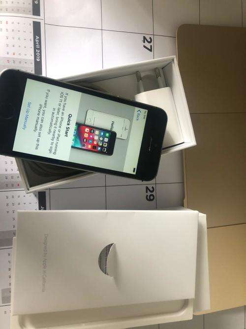 iPhone SE Space Grey(16GB capacity) *EXCELLENT CONDITION *, comes with charger & earphones