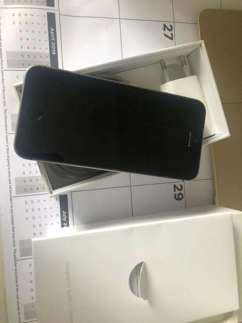 iPhone SE Space Grey(16GB capacity) *EXCELLENT CONDITION *, comes with charger & earphones