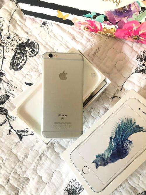 iPhone 6S PLUS Silver (64GB capacity) *EXCELLENT CONDITION * , comes with box and accessories