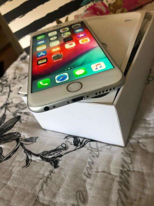 iPhone 6S PLUS Silver (64GB capacity) *EXCELLENT CONDITION * , comes with box and accessories