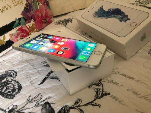 iPhone 6S PLUS Silver (64GB capacity) *EXCELLENT CONDITION * , comes with box and accessories
