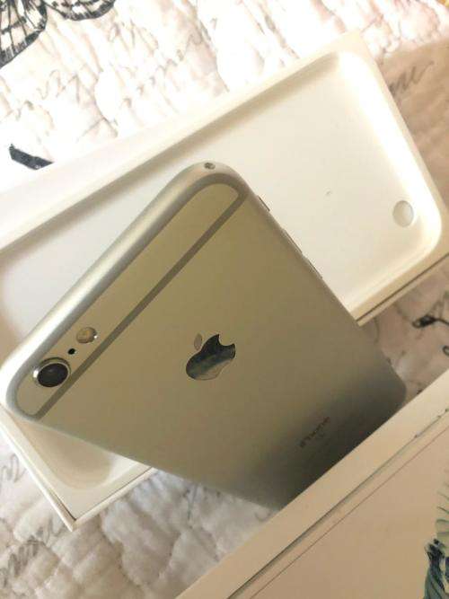 iPhone 6S PLUS Silver (64GB capacity) *EXCELLENT CONDITION * , comes with box and accessories