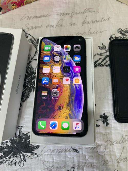 iPhone XS SILVER (64GB capacity) *EXCELLENT CONDITION *, comes with box and all accessories