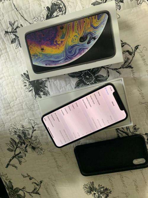 iPhone XS SILVER (64GB capacity) *EXCELLENT CONDITION *, comes with box and all accessories