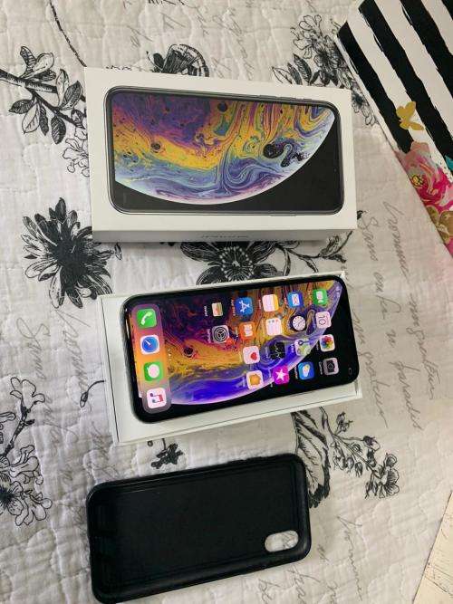iPhone XS SILVER (64GB capacity) *EXCELLENT CONDITION *, comes with box and all accessories