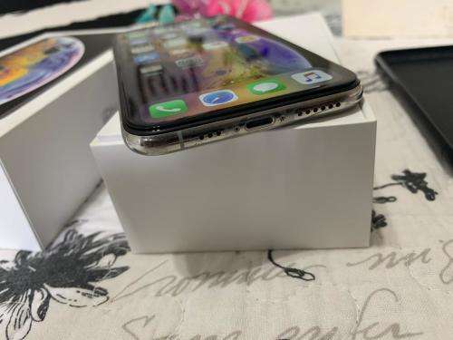 iPhone XS SILVER (64GB capacity) *EXCELLENT CONDITION *, comes with box and all accessories