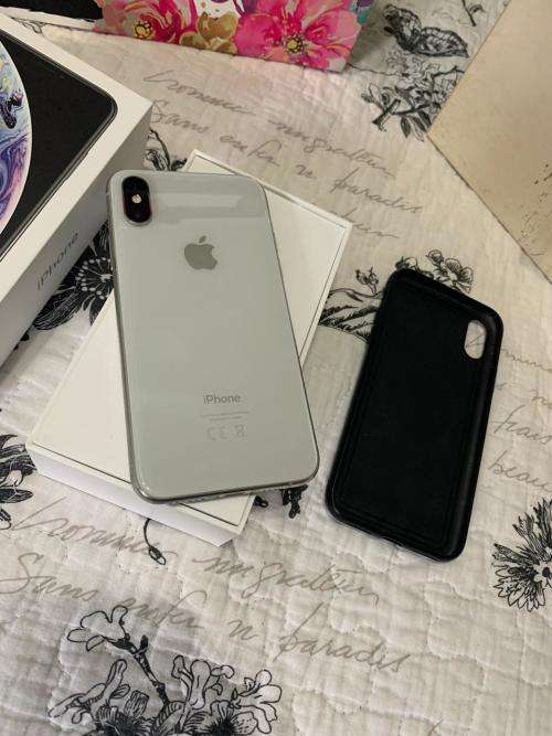 iPhone XS SILVER (64GB capacity) *EXCELLENT CONDITION *, comes with box and all accessories