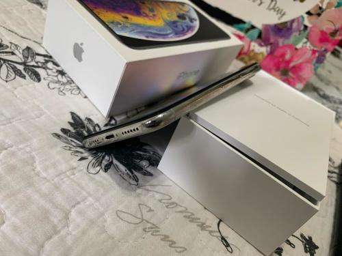 iPhone XS SILVER (64GB capacity) *EXCELLENT CONDITION *, comes with box and all accessories