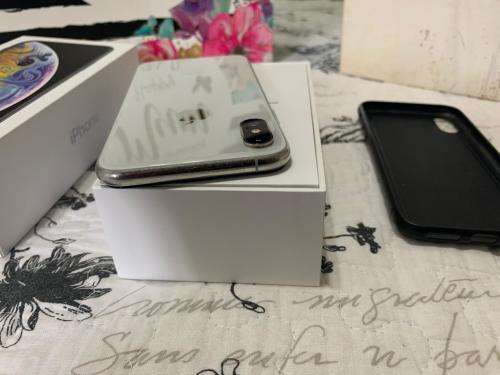 iPhone XS SILVER (64GB capacity) *EXCELLENT CONDITION *, comes with box and all accessories